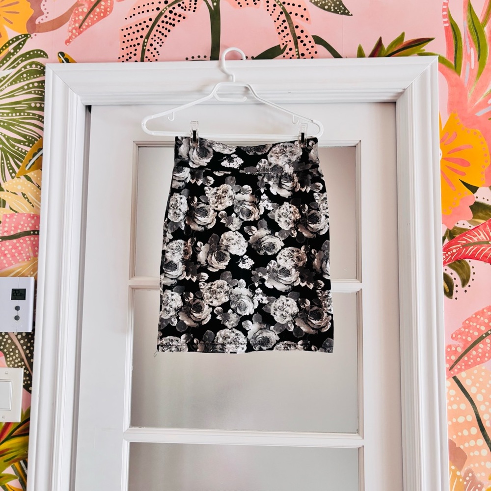 #65 Chic Floral Pencil Skirt in Black and White